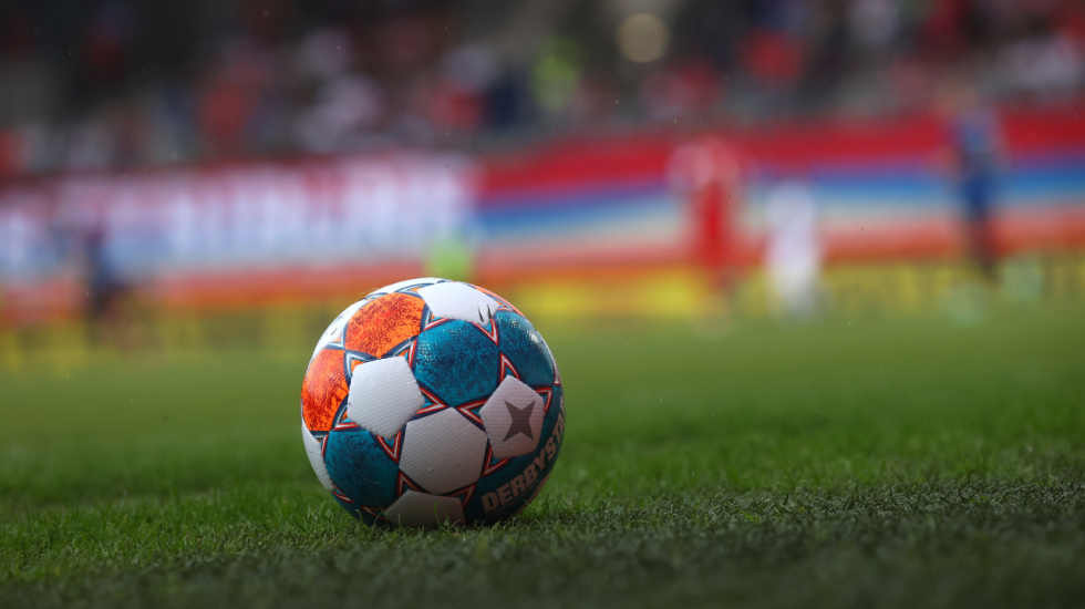 Derbystar-Fußball auf Rasen in Stadion