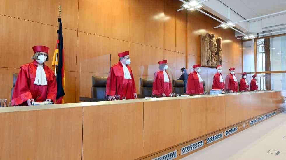 Der Zweite Senat beim Bundesverfassungsgericht, (l-r) Astrid Wallrabenstein, Ulrich Maidowski, Monika Hermanns, Peter Müller, Doris König (Vorsitz), Peter M. Huber, Sibylle Kessal-Wulf und Christine Langenfeld, eröffnet die mündliche Verhandlung zu Äußerungsbefugnissen von Regierungsmitgliedern.