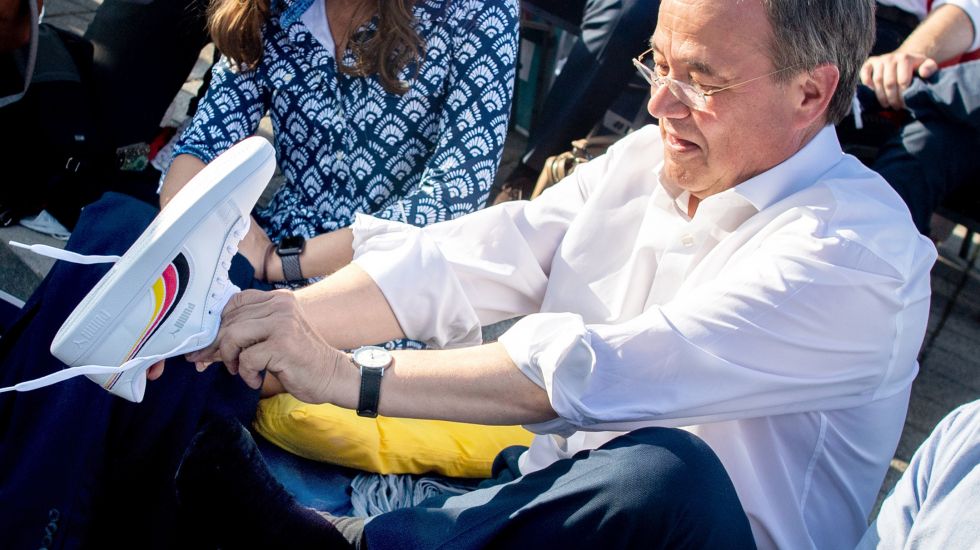 Armin Laschet zieht Sneakers an