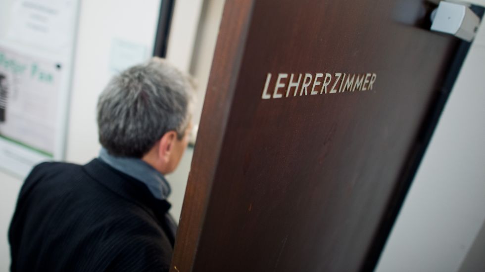 Lehrer betritt Lehrerzimmer