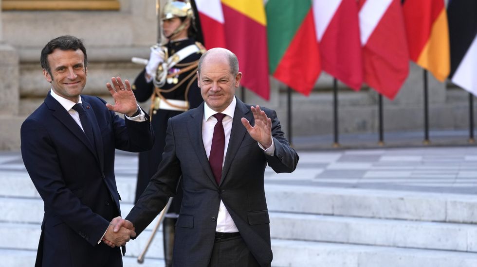 Frankreichs Präsident Emmanuel Macron (l) empfängt Bundeskanzler Olaf Scholz (SPD) am Schloss in Versailles zu Beginn des Treffens der Staats- und Regierungschefs der Europäischen Union EU bei einer informellen zweitägigen Tagung