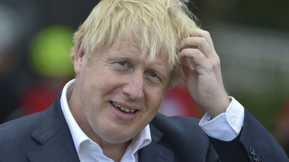 Boris Johnson kratzt sich am Kopf 