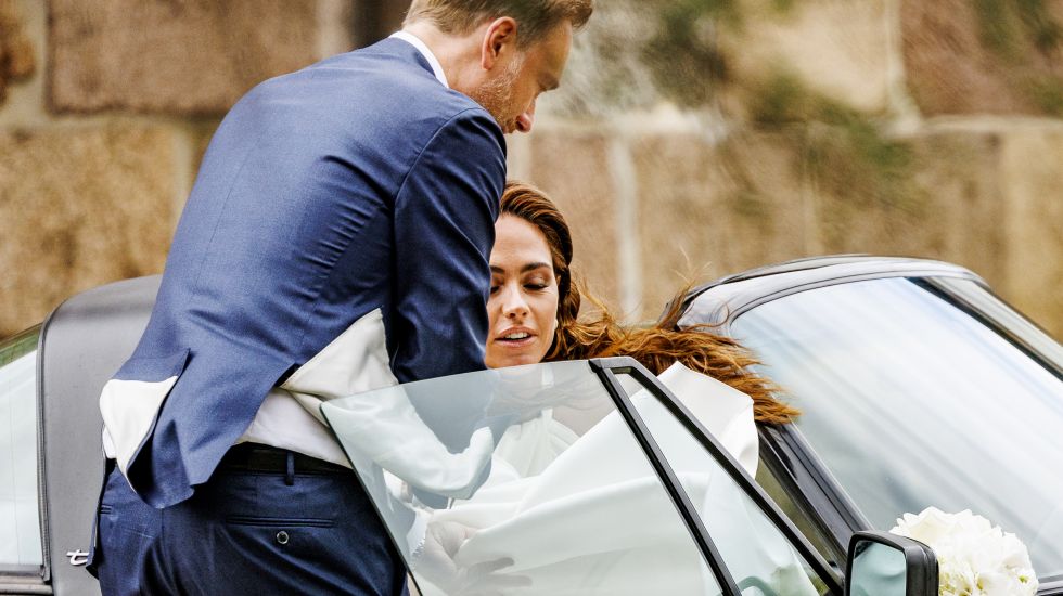Bundesfinanzminister Christian Lindner (FDP) und seine Frau Franca Lehfeldt kommen nach der kirchlichen Trauung aus der Kirche St. Severin und steigen in einen geschmückten Porsche Targa