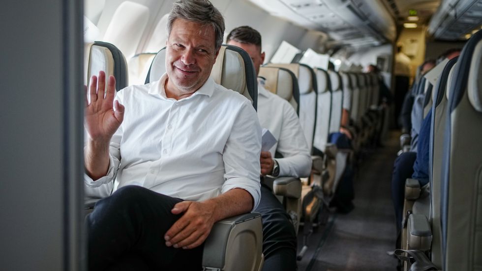 Robert Habeck im Regierungsflieger