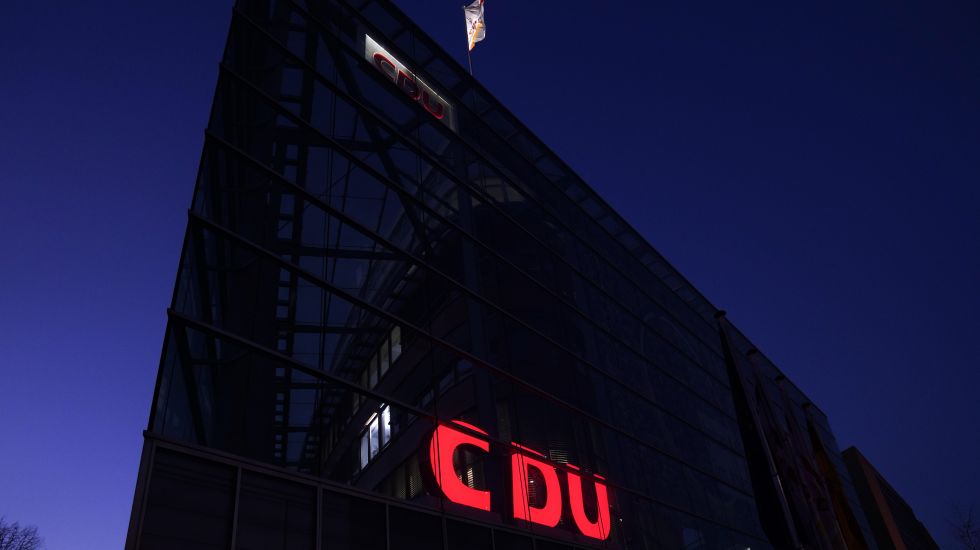 CDU-Zentrale vor nächtlichem Himmel