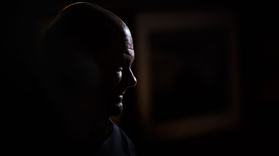 Olaf Scholz' Silhouette im Dunkeln