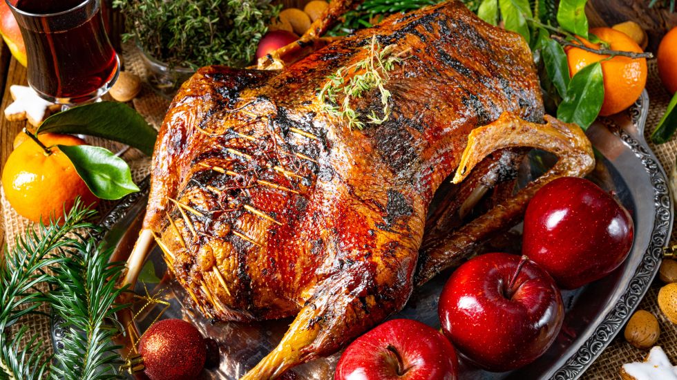 Weihnachtsgans mit Obst verziert