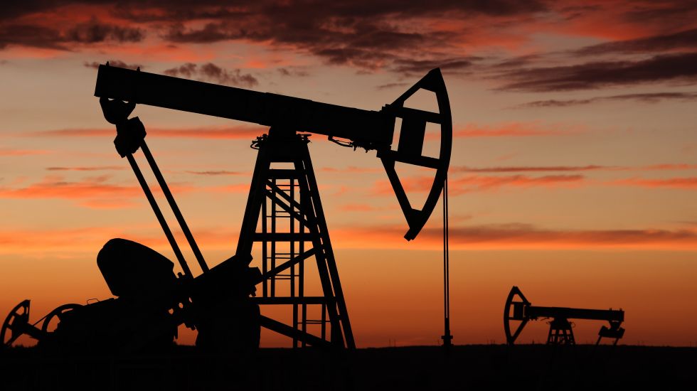 Russische Ölpumpen bei Dämmerung