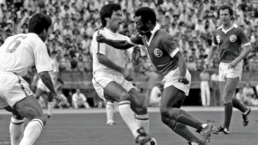 Pelé im Zweikampf mir einem Gegenspieler