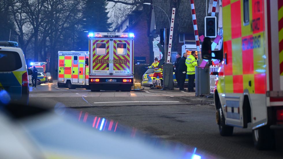 Einsatzkräfte der Polizei und Feuerwehr und Rettungsdienste sind an einem Bahnübergang am Bahnhof Brokstedt im Einsatz.