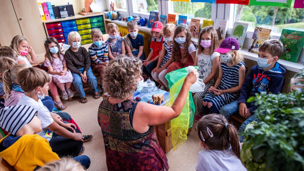 Schuklasse mit Masken 