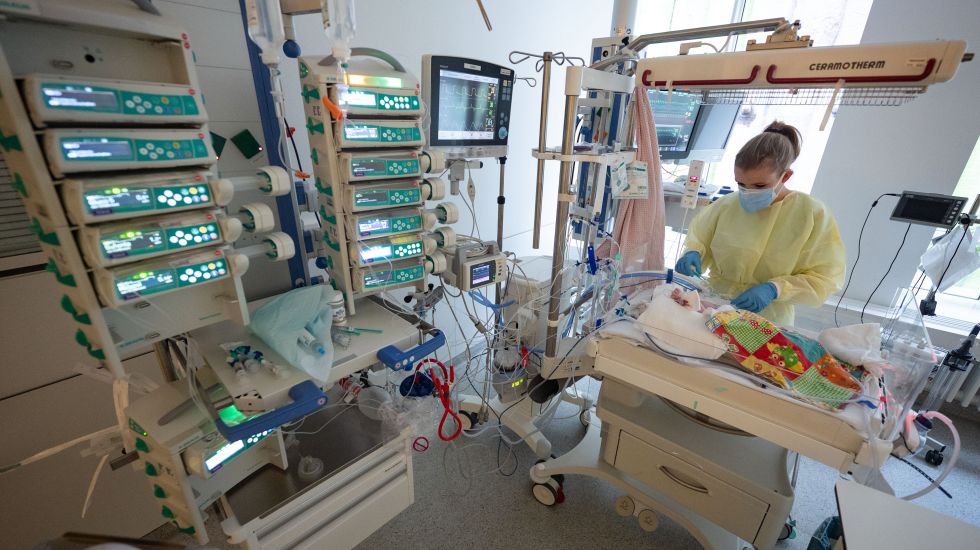 Intensivpflegerinnen pflegen auf der Kinder-Intensivstation des Olgahospitals des Klinkums Stuttgart einen am Respiratorischen Synzytial-Virus (RS-Virus oder RSV) erkrankten Patienten, der beatmet wird.