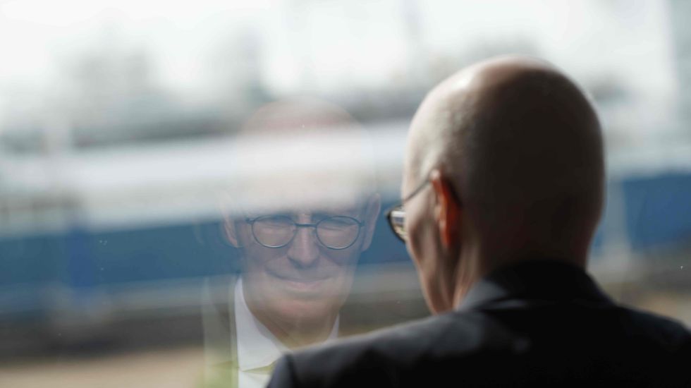 Peter Tschentscher (SPD), Erster Bürgermeister und Präsident des Senats der Freien und Hansestadt Hamburg, schaut nach der Pressekonferenz nach der gemeinsamen Kabinettssitzung der Landesregierungen von Schleswig-Holstein und Hamburg aus einem Fenster im Verwaltungsgebäude von Brunsbüttel Ports. 