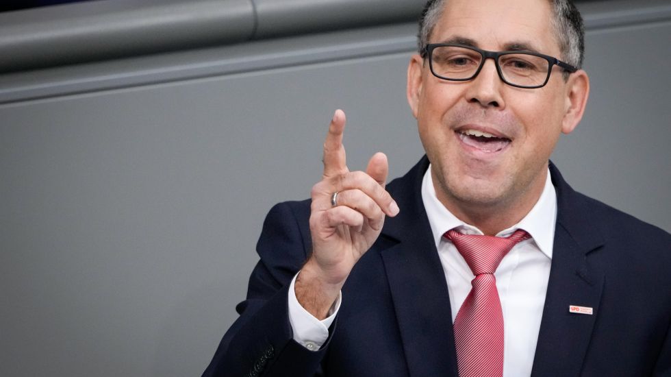  Michael Schrodi von der Partei SPD im Portrait bei seiner Rede zur Debatte Untersuchungsausschuss - Warburg Bank bei der 97. Sitzung des Deutschen Bundestag in Berlin 