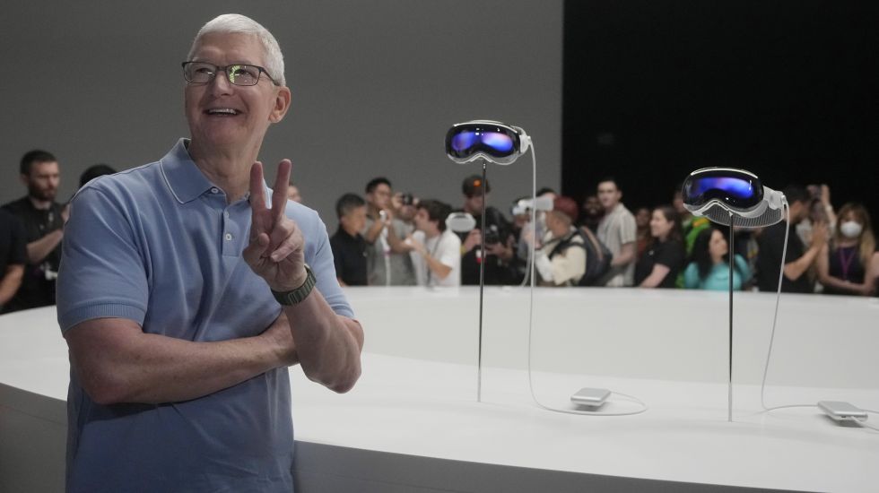 Tim Cook Vision Pro