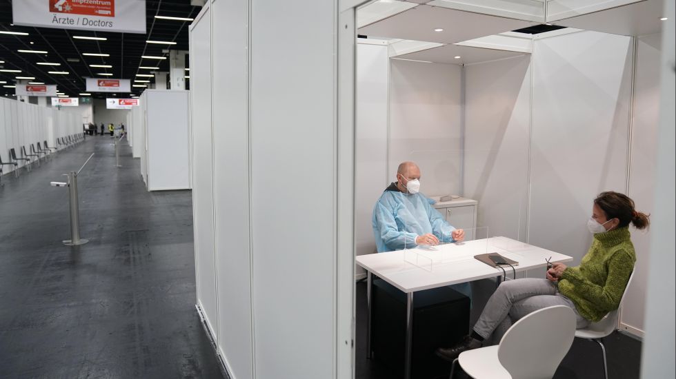 Arzt Patienten Gespraech und Aufklaerung im Vorfeld der Corona Impfung