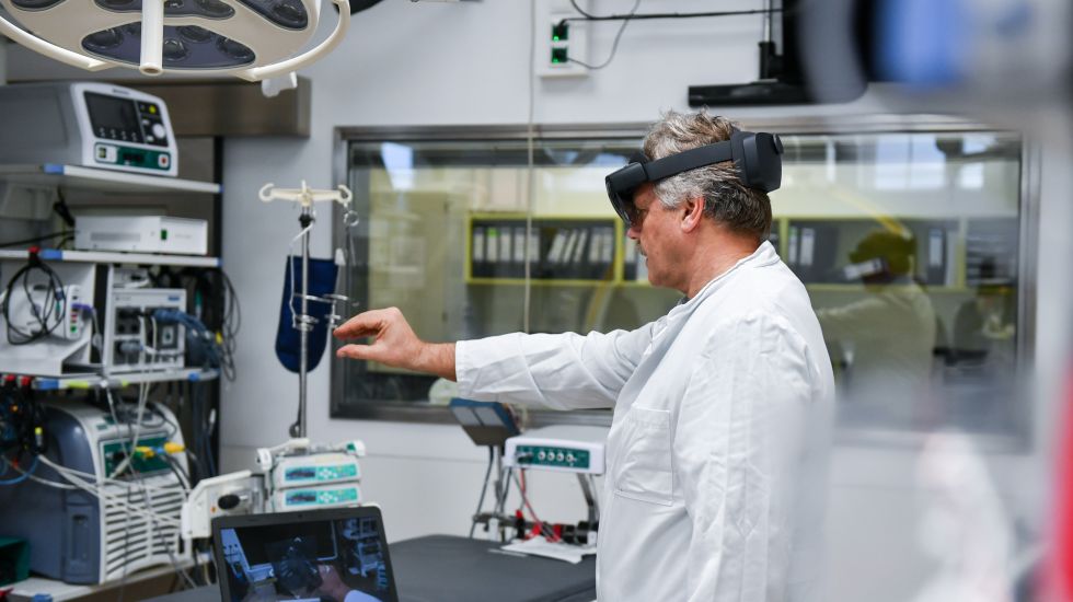 Arzt testet eine Mixed-Reality-Brille
