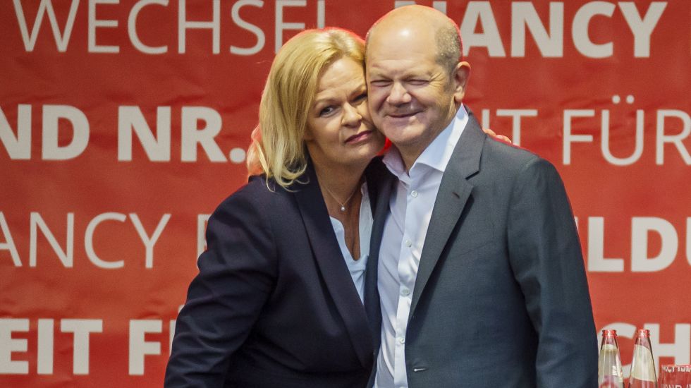 Olaf Scholz stützt seine Innenministerin