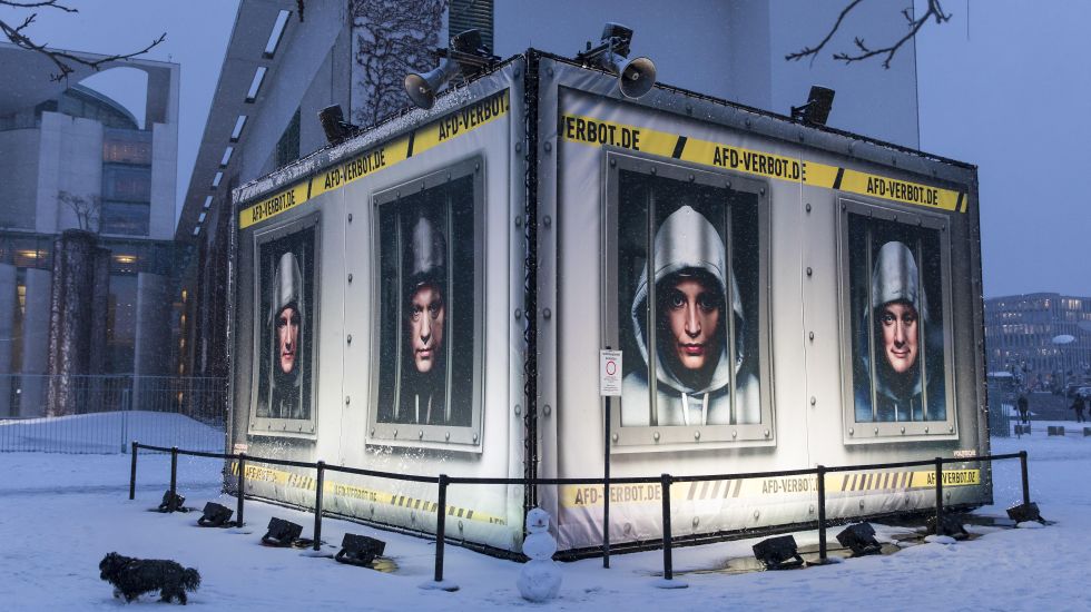 Installation des Zentrum für Politische Schönheit vor dem Bundeskanzleramt