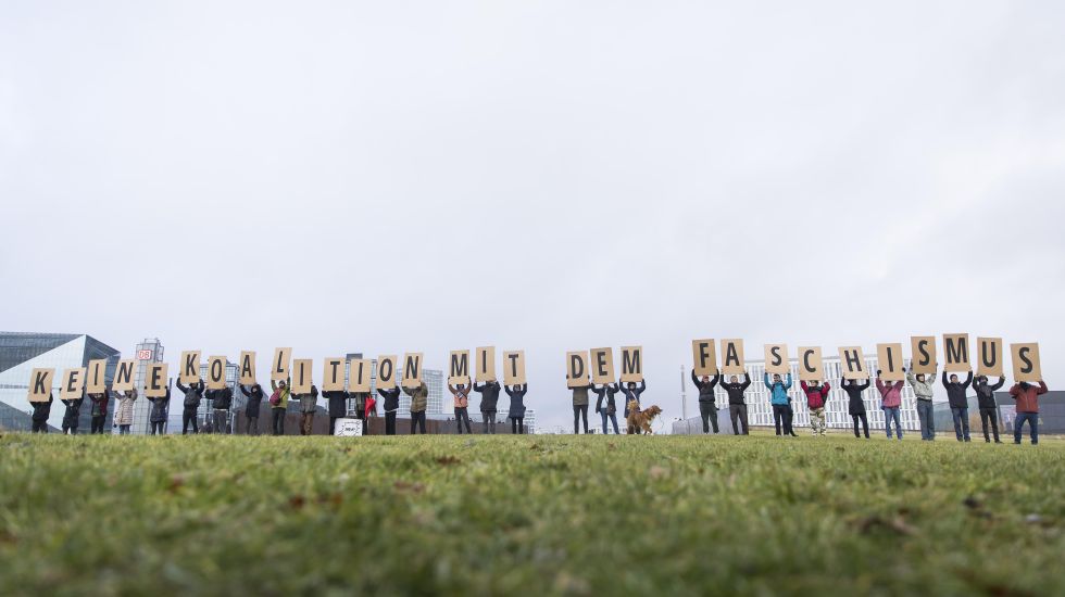 Menschenkette mit Schildern "Keine Koalition mit dem Faschismus" bei der Demonstration unter dem Motto "#Brandmauer gegen die AfD"