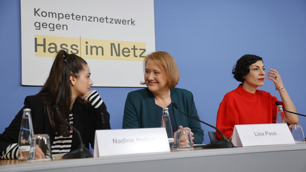 Nadine Hadad, Reporterin, Lisa Paus, Bundesministerin für Familie, Senioren, Frauen und Jugend, Elena Kountidou, Geschäftsführerin Neue deutsche Medienmacher*innen