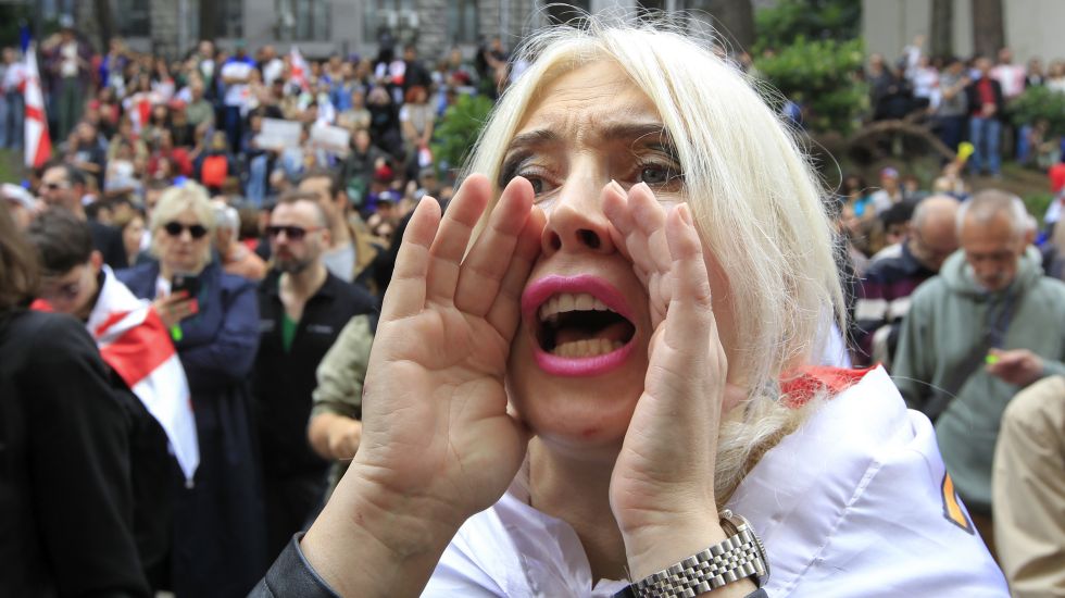 Eine Demonstrantin ruft während eines Protestes der Opposition gegen das Gesetz über ausländische Einflussnahme vor dem Parlamentsgebäude.