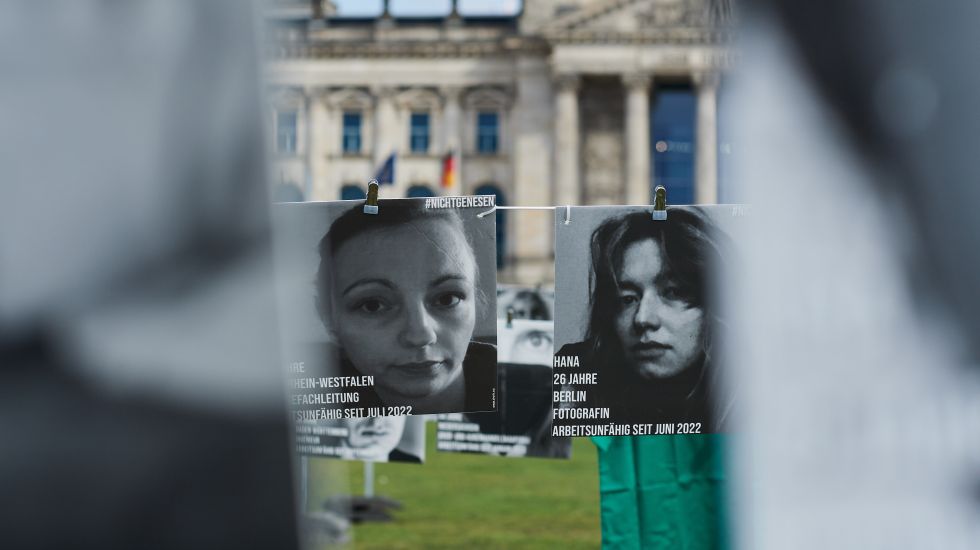 Demonstration von Long-Covid- und Post-Vac-Patienten vor dem Reichstag / picture alliance / SZ Photo | Christian Ditsch