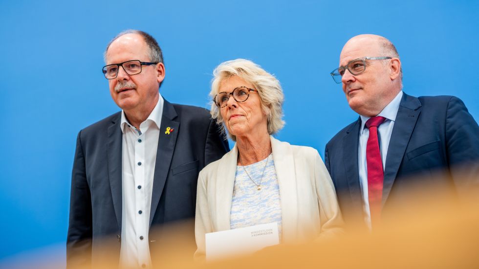 Christiane Schönefeld, Vorsitzende der Mindestlohnkommission, Steffen Kampeter, Hauptgeschäftsführer der BDA, und Stefan Körzell, Mitglied des Geschäftsführenden Bundesvorstands des DGB