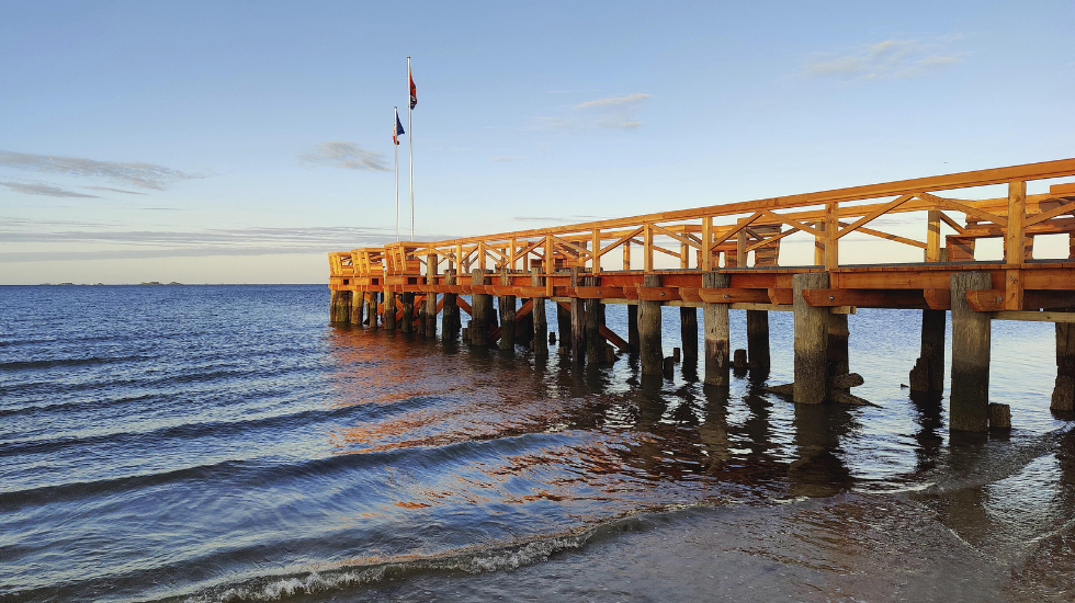 Neue Südstrandbrücke bei stimmungsvollem Sonnenaufgang mit Blick nach Amrum