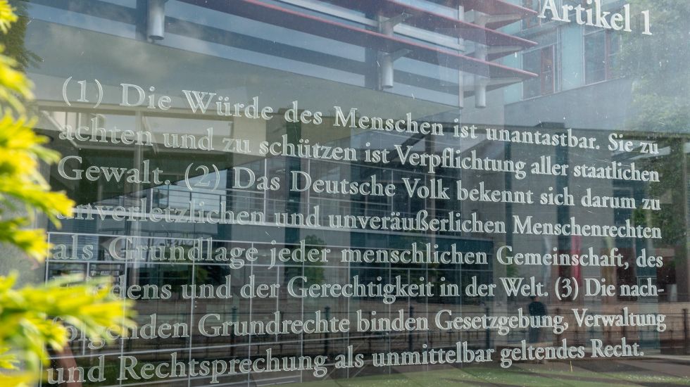 Glaswand mit Art. 1 Grundgesetz