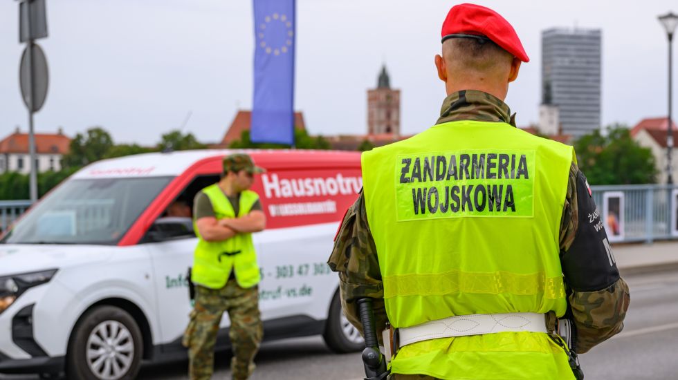 Polnische Grenzschützer auf der Brücke zwischen Frankfurt (Oder) und Slubice