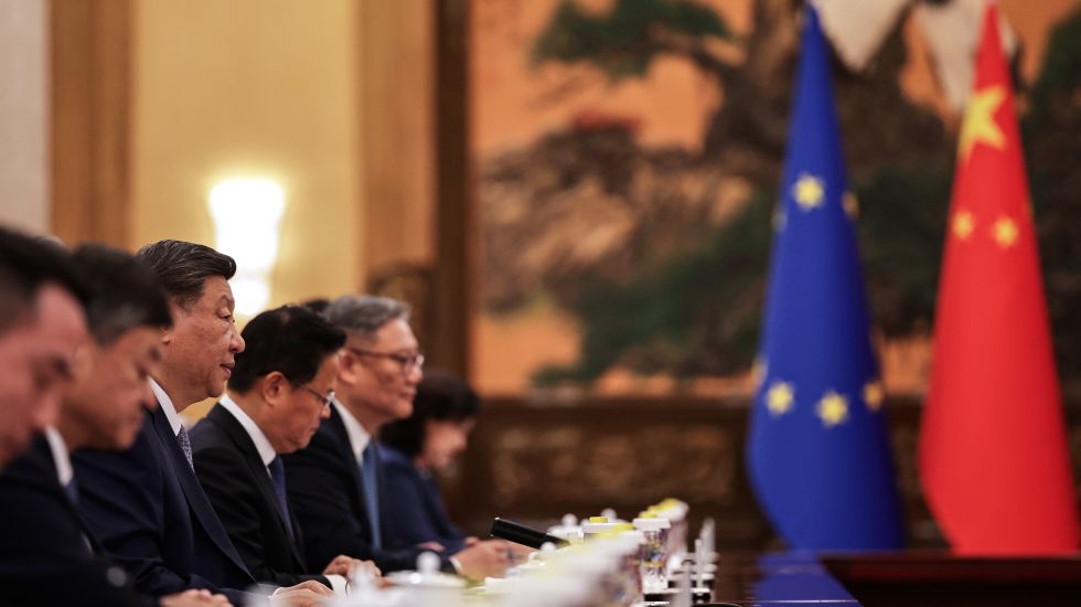 Der chinesische Präsident Xi Jinping (3.v.l) hält die Eröffnungsrede während des Gipfeltreffens zwischen der Europäischen Union und China