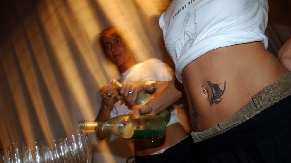 Nabelfreie Kellnerin