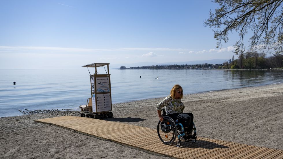 Rollstuhlfahrerin am Wasser