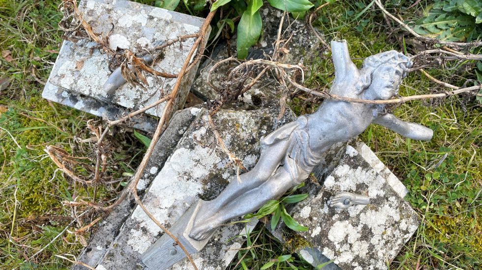 Zerbrochenes Kruzifix