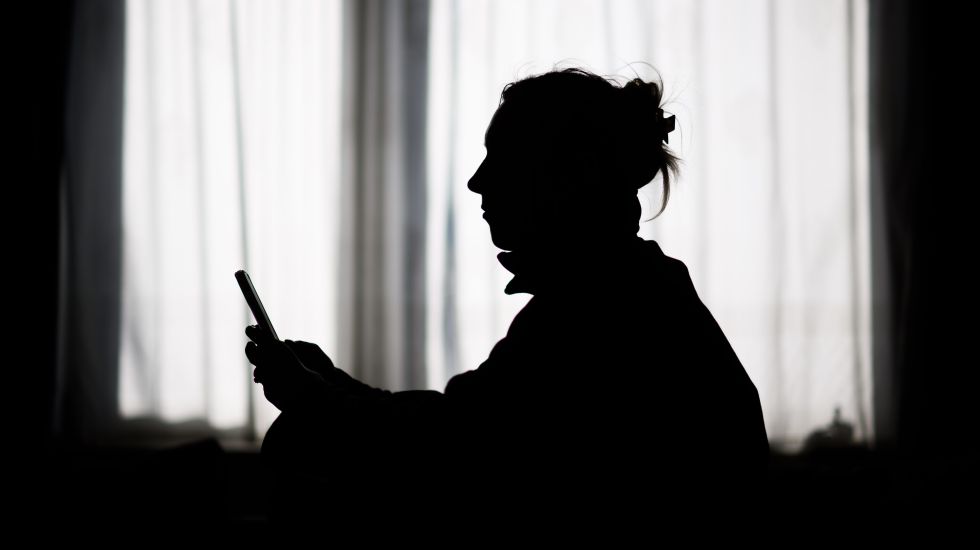 Junge Frau mit Handy