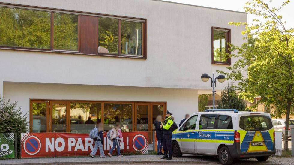 Polizei vor Grundschule in Berlin-Spandau