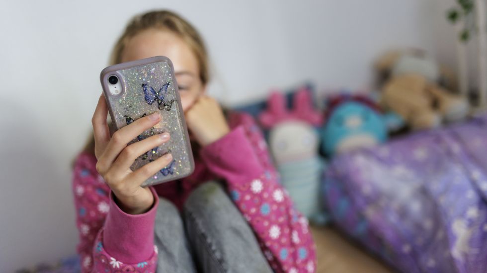 Mädchen mit Smartphone