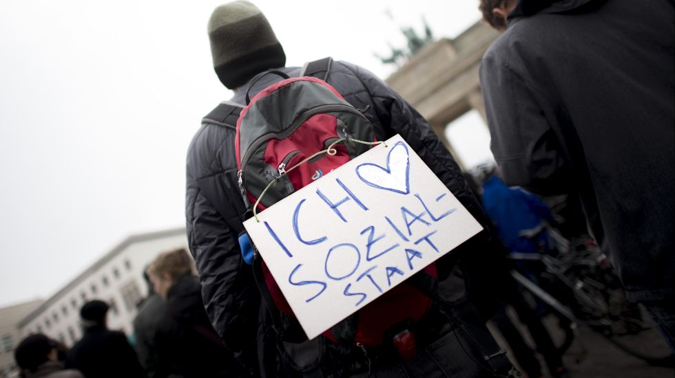 Schild mit Aufschrift: Ich Herz Sozialstaat