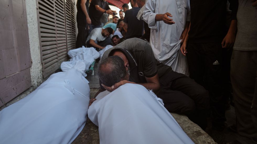 Trauernde nehmen an der Beerdigung von Palästinensern teil, die bei einem Angriff der israelischen Armee getötet wurden
