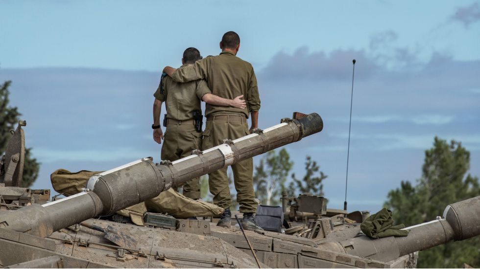 Israelische Soldaten auf einem Merkava-Panzer