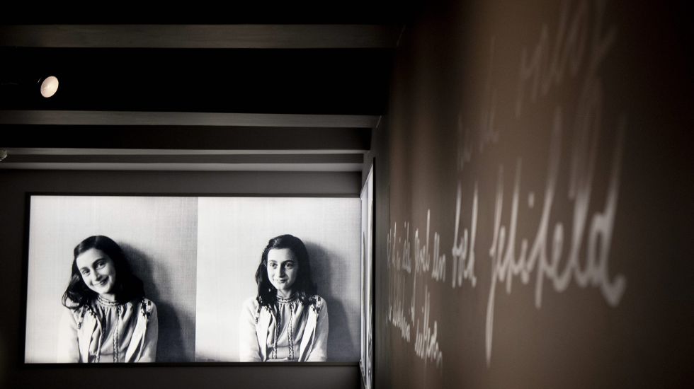 Anne Frank auf zwei Schwarz-Weiß-Fotografien, Museumsumgebung