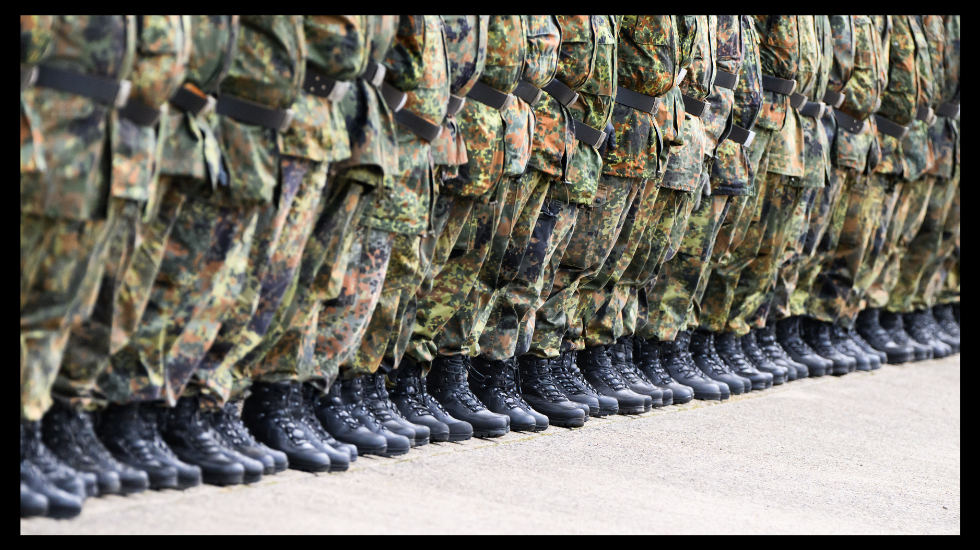 Soldaten stehen in der Hauptfeldwebel-Lagenstein-Kaserne beim feierlichen Appell